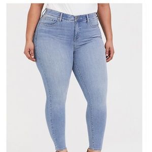 NWT Torrid Premium Stretch Sky High's Med Wash